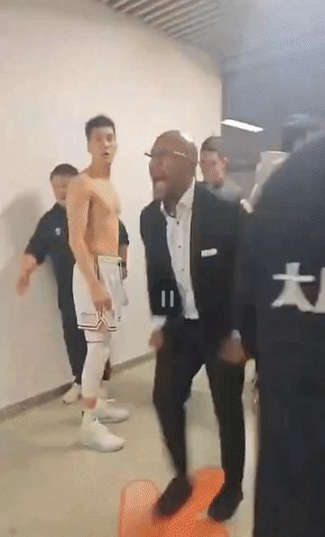 NBA比赛场上火药味十足，一场对决激动人心！的简单介绍