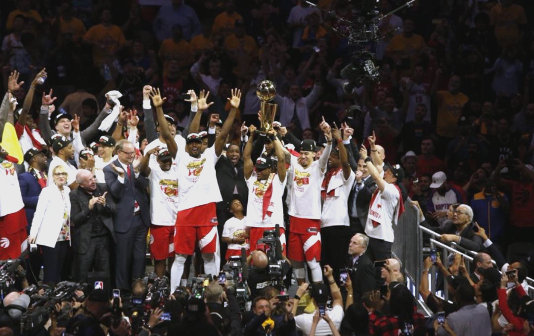 猛龙客场胜勇士,莱昂纳德再献神奇表现 猛龙客场胜勇士,莱昂纳德再献神奇表现