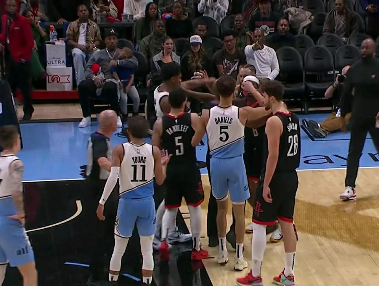 火箭击败老鹰,西蒙斯全场高效 火箭击败老鹰,西蒙斯全场高效