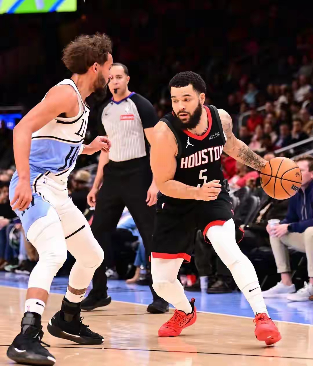 火箭击败老鹰,西蒙斯全场高效 火箭击败老鹰,西蒙斯全场高效