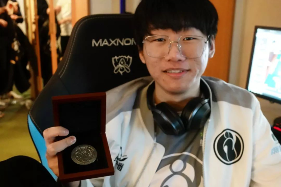 LPL传奇谢幕，球迷泪洒赛场